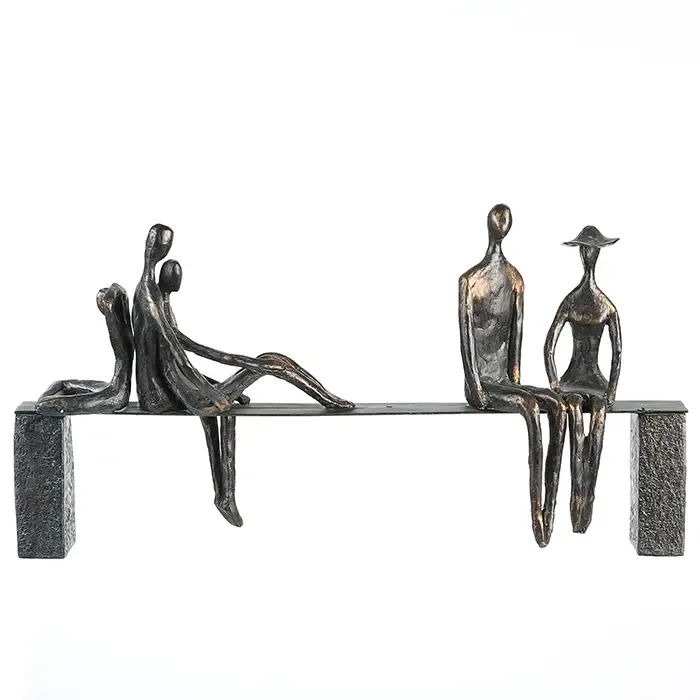 Skulptur – Bronzefarbene Figuren, Schwarze Bank, Strukturierte Oberfläche - Leisure | Gilde