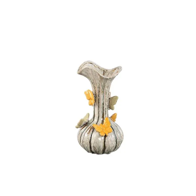 Vase – Keramikmaterial, Fließendes Design, Schmetterlingsdetail, Cremefarbe, S – Tamarae | PTMD