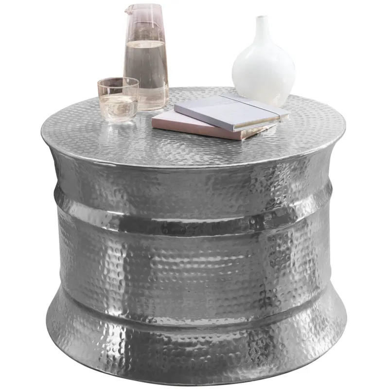 Couchtisch Aluminium Silber, rund, mit gehämmerter Metalloberfläche in Gesamtansicht.