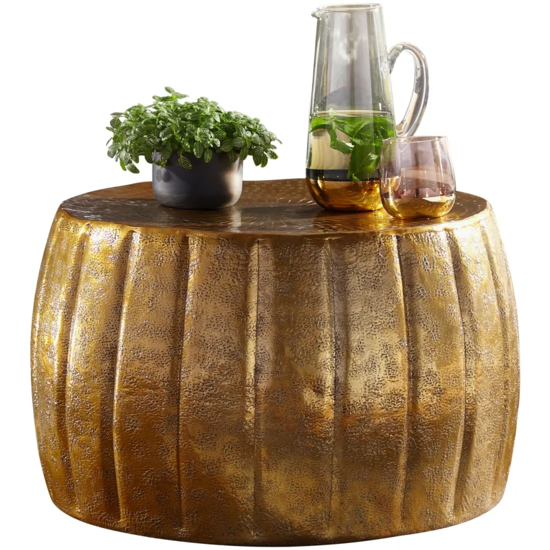 Couchtisch 60x36x60cm Aluminium Gold, runde Form mit strukturierter Oberfläche, beladen mit Pflanze und Accessoires.