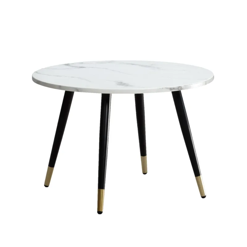 Runder Couchtisch mit weißer Marmoroptik-Tischplatte und schwarzem Metallgestell mit goldenen Fußkappen in Gesamtansicht.