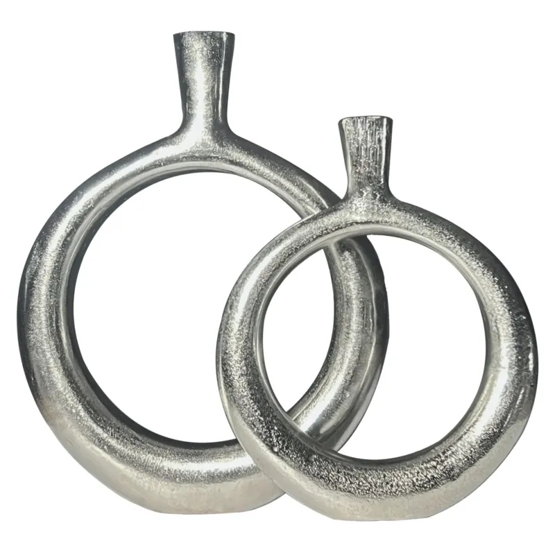 Gesamtansicht des Vase 2er Set Aluminium Silber Donut Modern Rund Handgefertigt mit zwei silbernen Ringvasen nebeneinander.