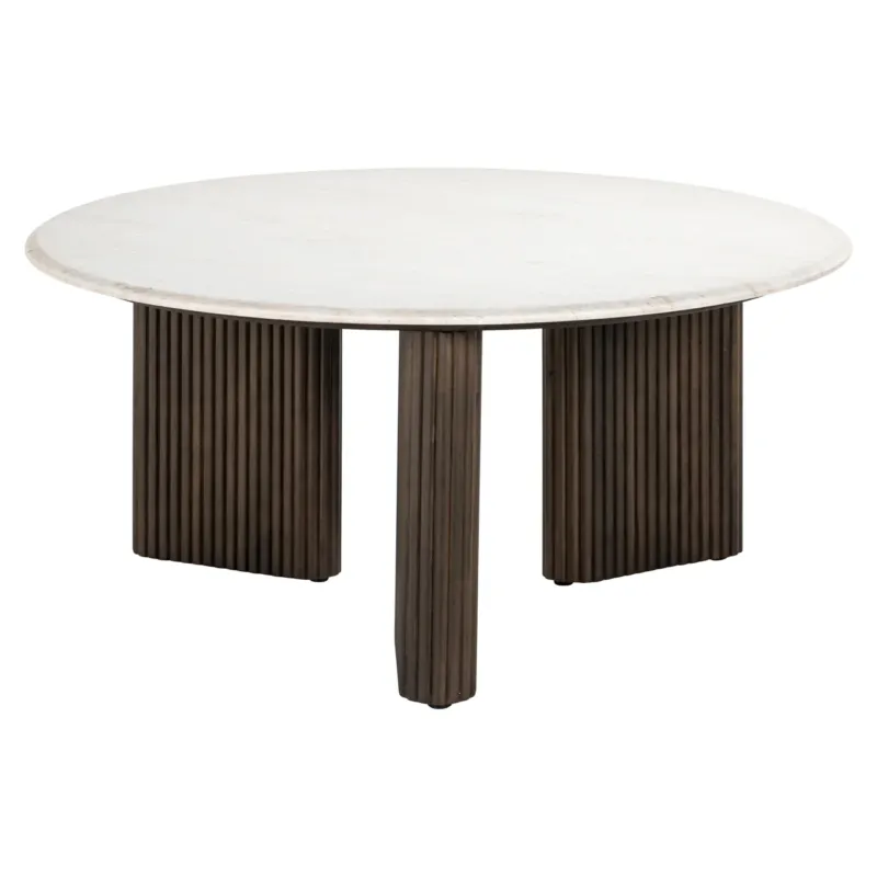 Couchtisch Mayfield rund mit gerilltem Mangoholz-Gestell und cremefarbenem Marmor-Tischplatte in Gesamtansicht.