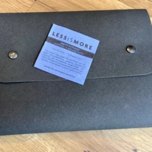 Dunkelgraue Mappe für ein Tablet und Schreibblock mit 2 Druckknöpfen