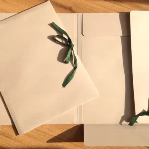 Sammelmappe aus Graupappe mit grünen Bändern zum Verschließen