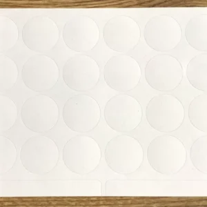 Runde Etiketten aus weißem Recyclingpapier mit einem Durchmesser von 25mm. Erhältlich bei Polly Paper - Umweltfreundlicher Bürobedarf in Berlin Mitte