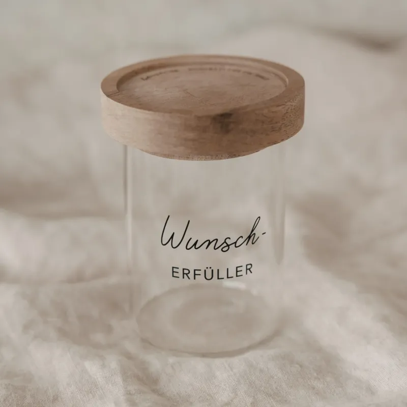Minivorratsglas „Wunscherfüller“ mit Holzdeckel auf hellem Stoff dekoriert